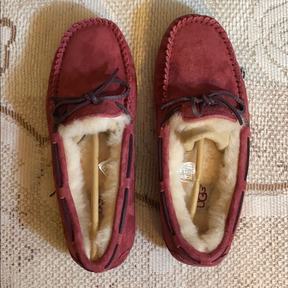 Ugg Women’s Dakota Moccasin slippers size 7 - NEW!